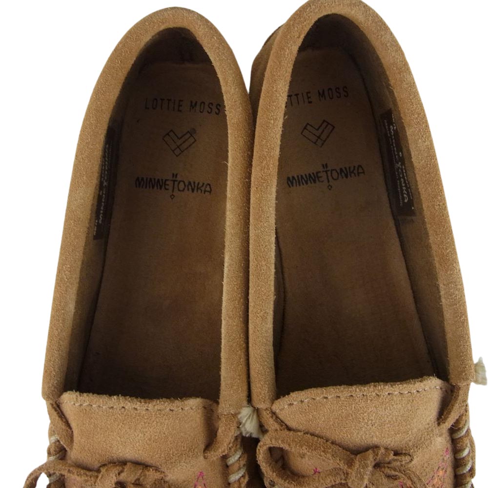 Minnetonka ミネトンカ LOTTIE MOSS ロティモス ABBEY MOC スター刺繍 スエード モカシン ベージュ系 23㎝【新古品】【未使用】【中古】