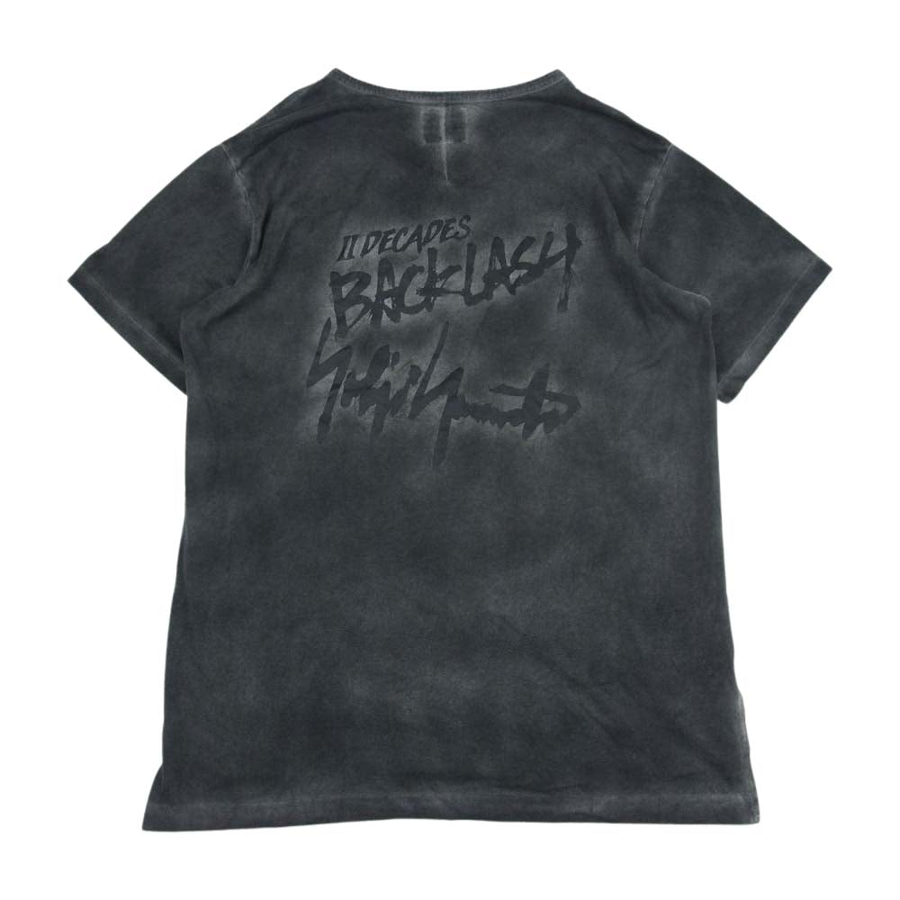 ISAMUKATAYAMA BACKLASH イサムカタヤマバックラッシュ x  Yohji Yamamoto ヨウジヤマモト HC-T87-989 LOGO Tshirt Ver DYED GRAY 半袖 カットソー ブラック系 2【中古】