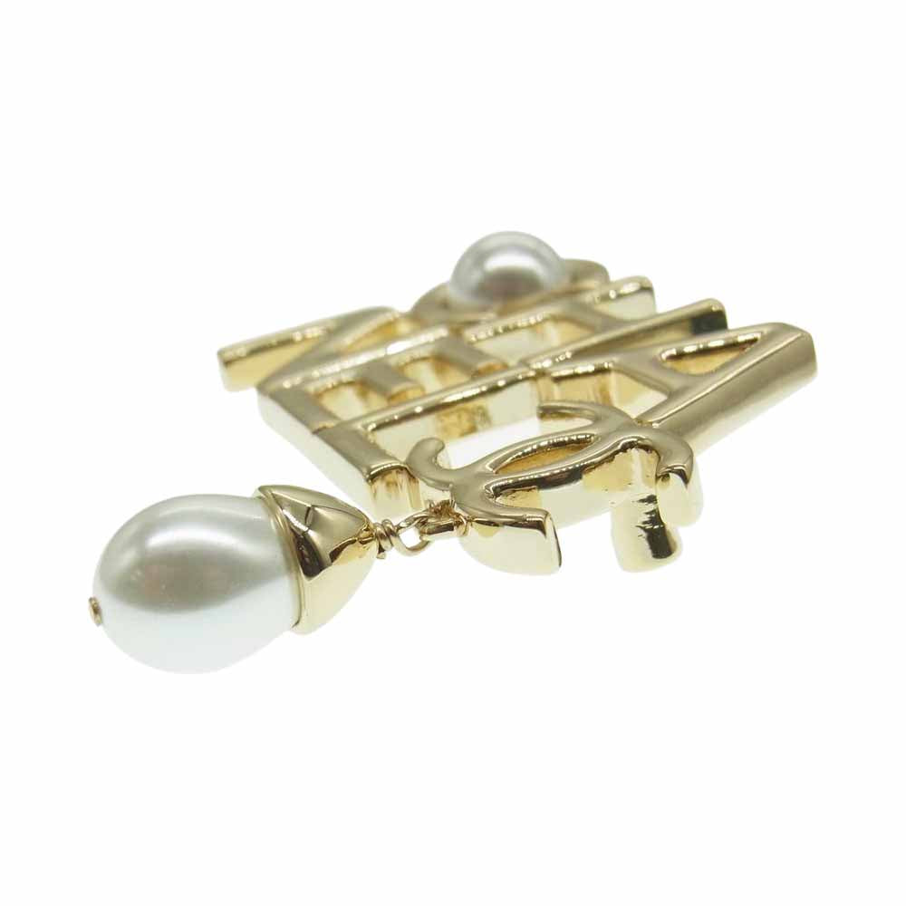 CHANEL シャネル A22P ロゴ パール ブローチ ゴールド系【中古】