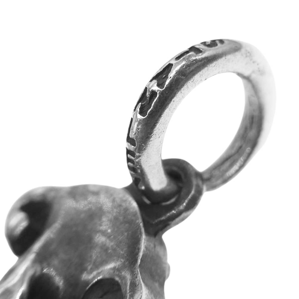 STANLEY GUESS スタンリーゲス ツイステッドクロス スカル ルビー 石付き ペンダントトップ シルバー系【中古】