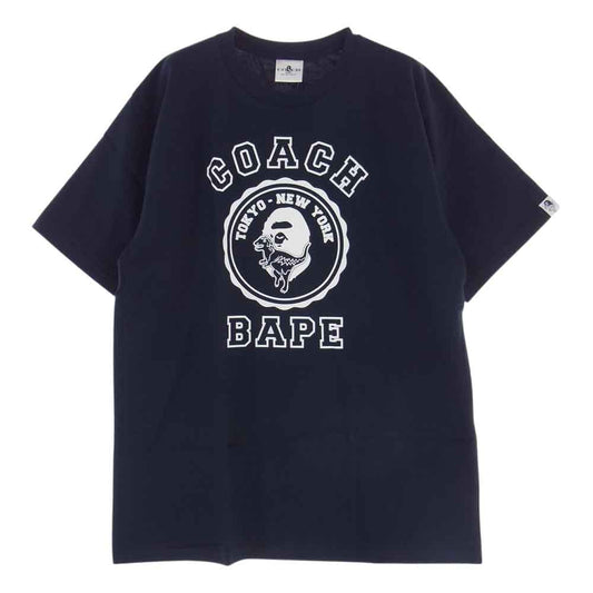 A BATHING APE アベイシングエイプ × COACH コーチ COLLEGE TEE カレッジ ロゴ プリント 半袖 Tシャツ  ネイビー系 L【新古品】【未使用】【中古】