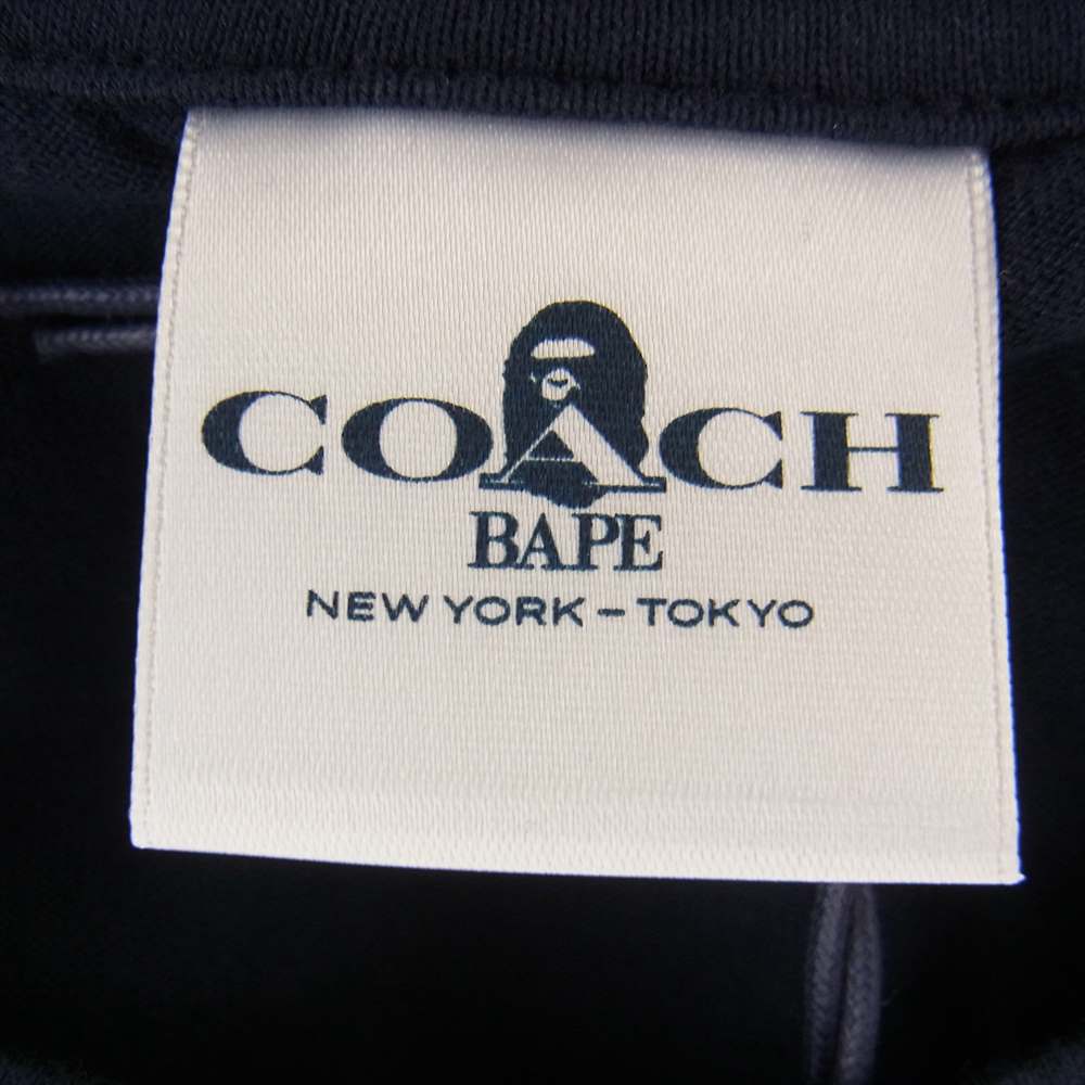 A BATHING APE アベイシングエイプ × COACH コーチ COLLEGE TEE カレッジ ロゴ プリント 半袖 Tシャツ  ネイビー系 L【新古品】【未使用】【中古】