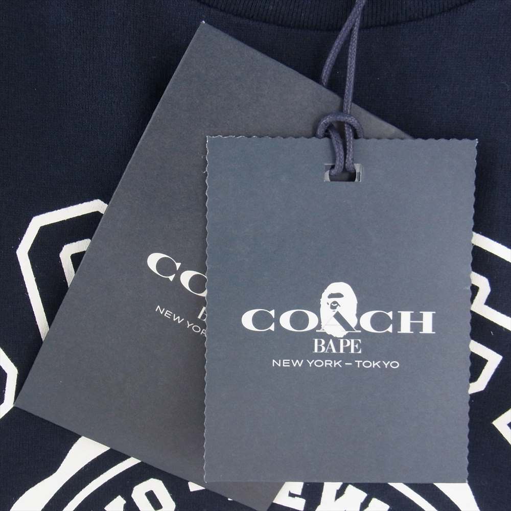 A BATHING APE アベイシングエイプ × COACH コーチ COLLEGE TEE カレッジ ロゴ プリント 半袖 Tシャツ  ネイビー系 L【新古品】【未使用】【中古】