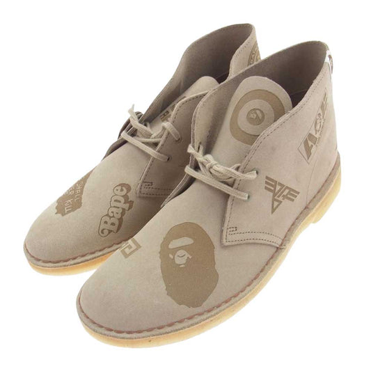 A BATHING APE アベイシングエイプ × Clarks クラークス Desert Boot Grey Embossed ロゴ スエード デザート ブーツ ライトブラウン系 26.5cm【新古品】【未使用】【中古】
