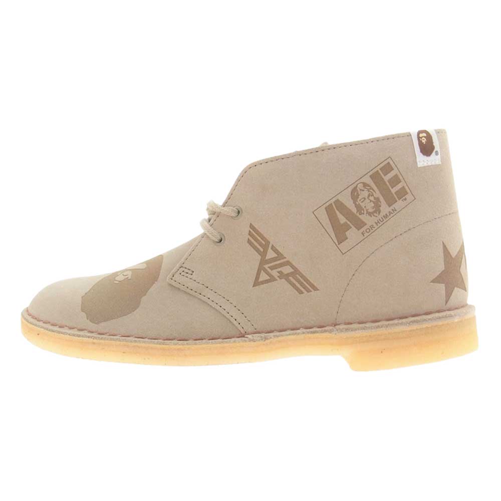 A BATHING APE アベイシングエイプ × Clarks クラークス Desert Boot Grey Embossed ロゴ スエード デザート ブーツ ライトブラウン系 26.5cm【新古品】【未使用】【中古】