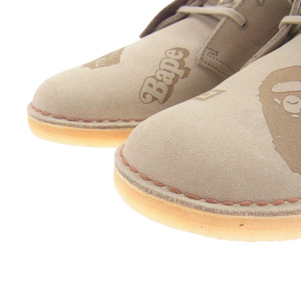 A BATHING APE アベイシングエイプ × Clarks クラークス Desert Boot Grey Embossed ロゴ スエード デザート ブーツ ライトブラウン系 26.5cm【新古品】【未使用】【中古】