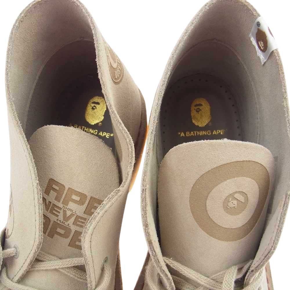 A BATHING APE アベイシングエイプ × Clarks クラークス Desert Boot Grey Embossed ロゴ スエード デザート ブーツ ライトブラウン系 26.5cm【新古品】【未使用】【中古】