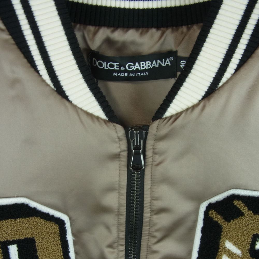 DOLCE&GABBANA ドルチェアンドガッバーナ F9E25Z-G7WHQ レタードワッペン付き ボンバー ジャケット ブルゾン グレイッシュベージュ系 40【新古品】【未使用】【中古】