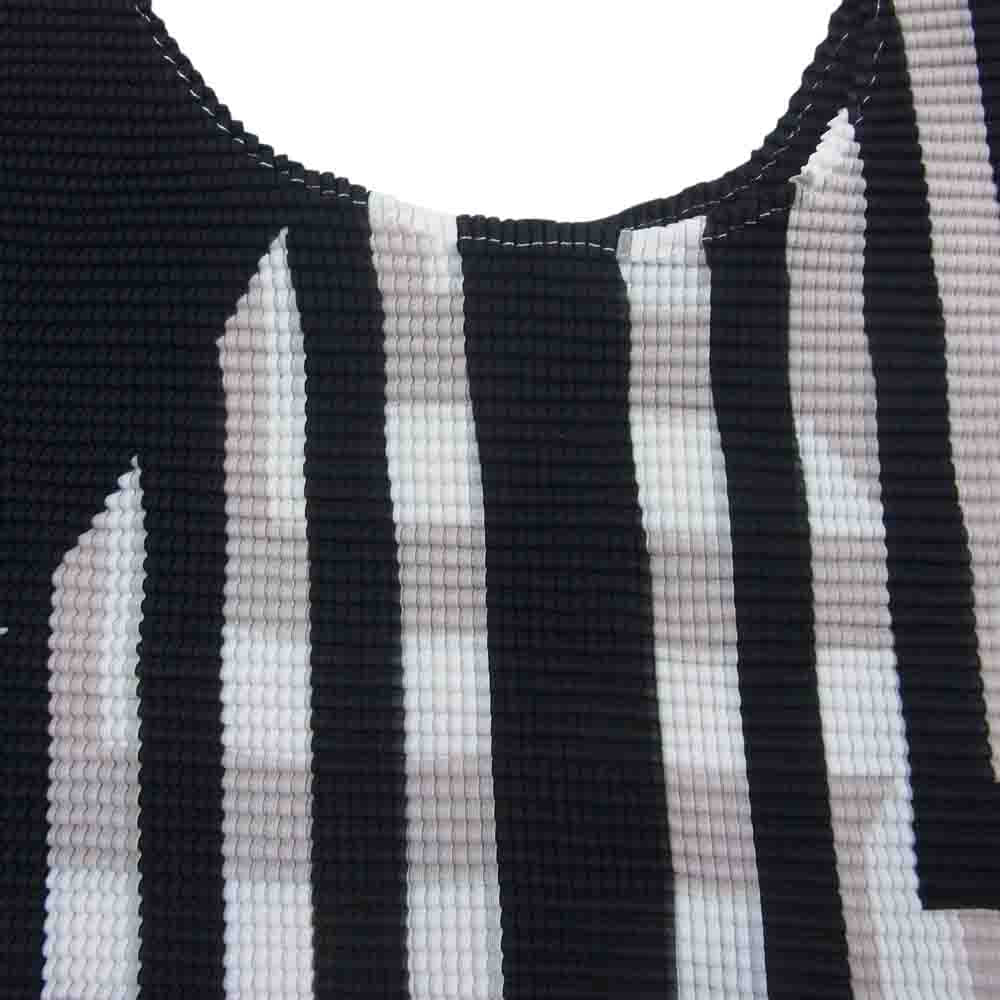 ISSEY MIYAKE イッセイミヤケ MI01FK876 me ミー ボックスプリーツ加工 幾何学模様 半袖カットソー ブラック系 ホワイト系 マルチカラー系【中古】