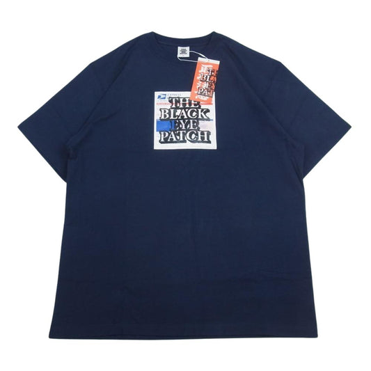 ブラックアイパッチ 22SS BEPSS22EI42 PRIORITY LABEL TEE 取扱注意 ロゴプリント クルーネック 半袖 Tシャツ ネイビー ネイビー系 XL【新古品】【未使用】【中古】