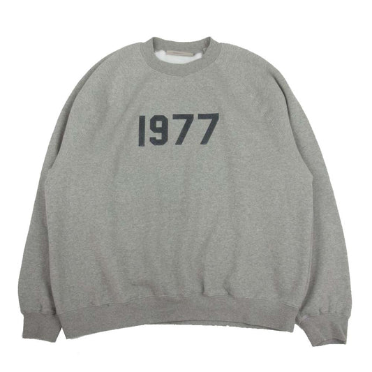 FEAR OF GOD フィアオブゴッド FOG ESSENTIALS エフオージー エッセンシャル 1977 ワッペン 長袖 スウェット グレー系 L【中古】