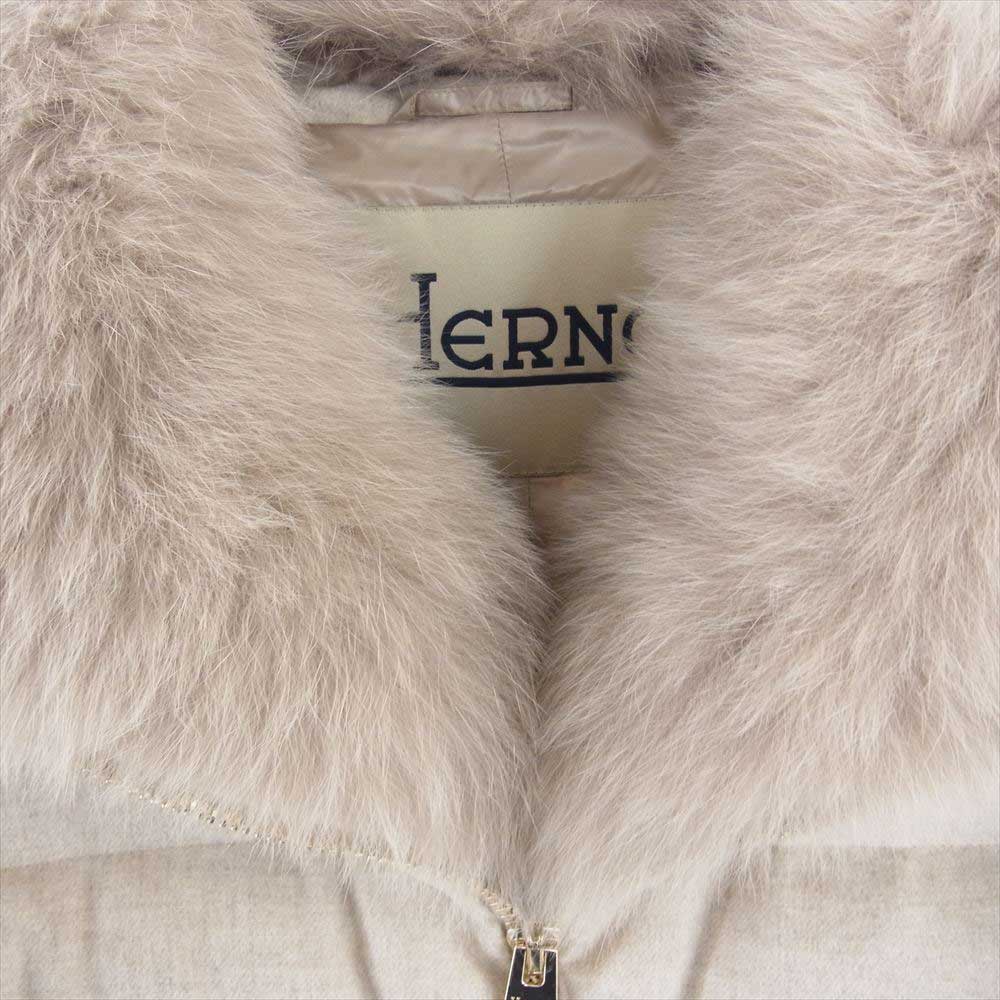 Herno ヘルノ PI0379D 38087 2100 国内正規品 イタリアPIACENZA社 シルク・カシミヤ生地 ダウンコート ブルーシャドーフィックスファー カシミア ダウンジャケット ライトベージュ系 46【新古品】【未使用】【中古】