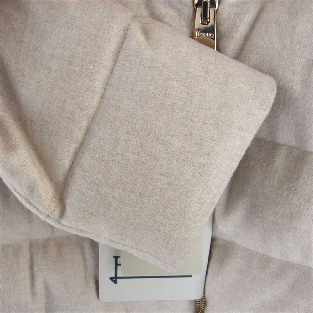 Herno ヘルノ PI0379D 38087 2100 国内正規品 イタリアPIACENZA社 シルク・カシミヤ生地 ダウンコート ブルーシャドーフィックスファー カシミア ダウンジャケット ライトベージュ系 46【新古品】【未使用】【中古】